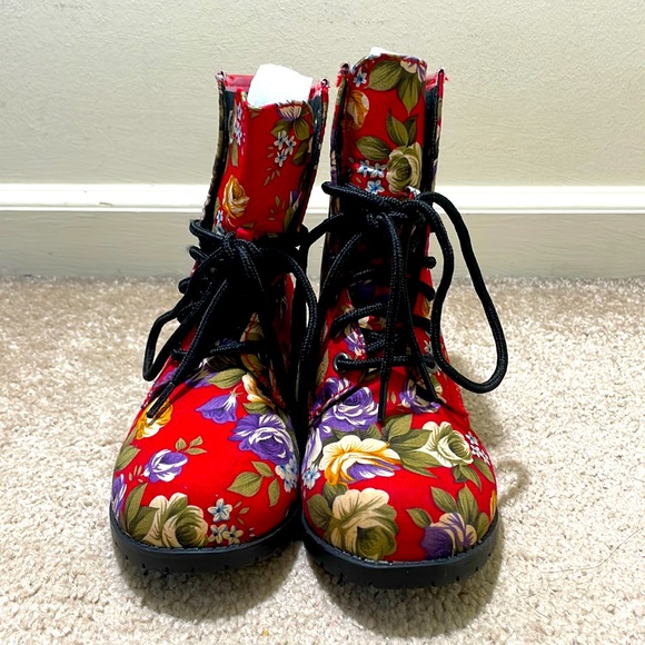 NEW Red Floral Boots Boutique Brand Size 6 - Picture 3 of 7